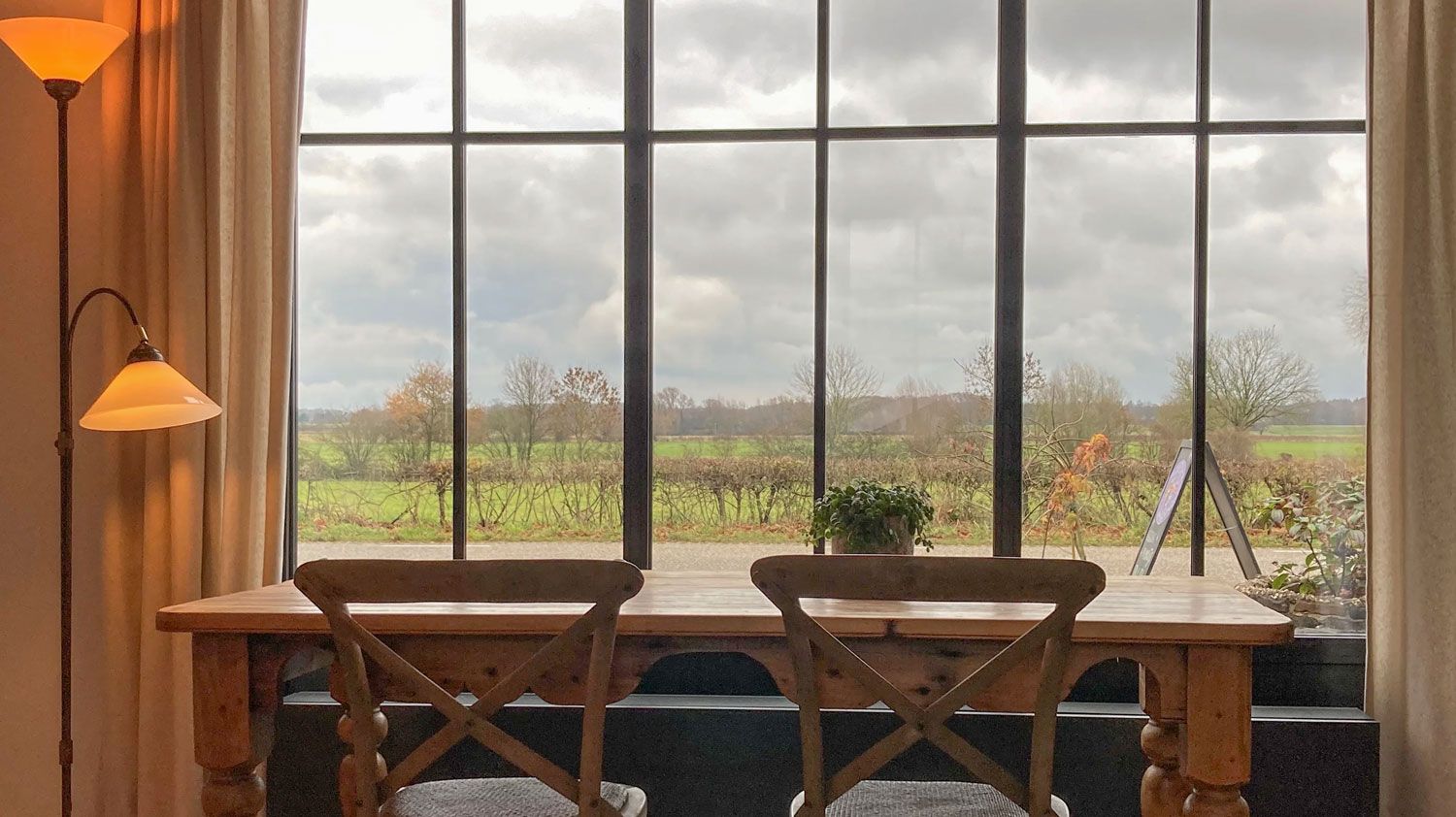 De Oude Smederij B&B in Welsum met het uitzicht over de uitewaarden 