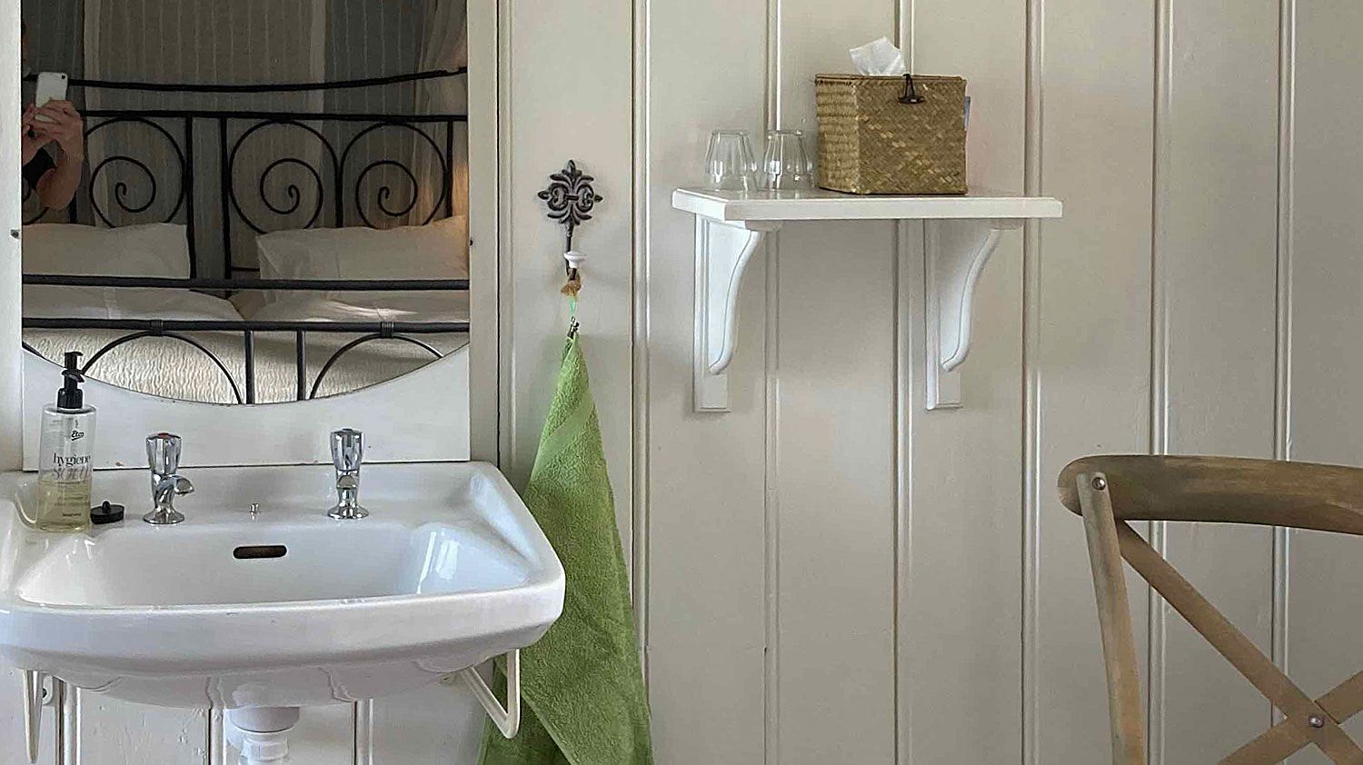 De Oude Smederij B&B in Welsum wasbak op de kamer 